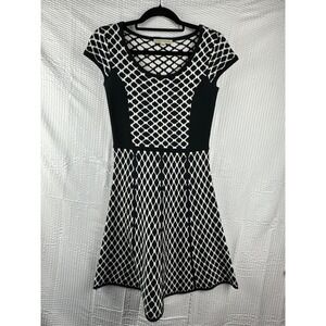 Sandra‎ Darren Women's White/Black Knit Dress Size SMALL